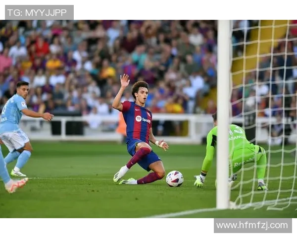 足坛巨星温情相拥定格瞬间见证绿茵场上真挚友谊